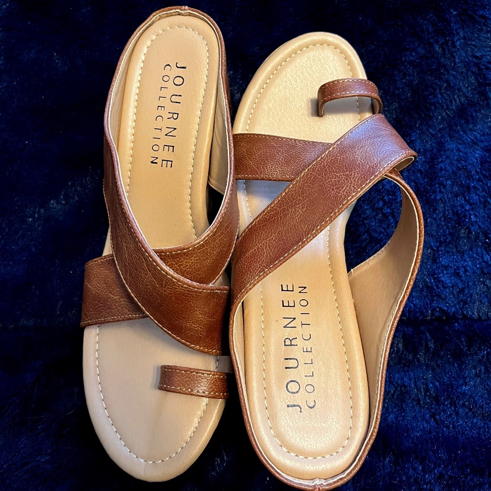Size 7 Journey Collection wedge sandal